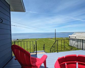 Have a fabulous cottage to relax on your vacation with free coffee, tea and more - Caraquet - Balcony