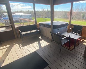120 Two BR Cottage located on Souris River w/hot tub - Souris - Balcony