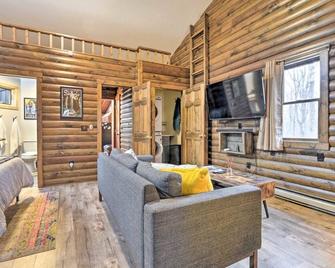 Alpine Lake Cabin Mountain Resort w Lake Access - Terra Alta - Living room
