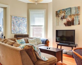 Louisville Vacation Rental 2 Mi to Churchill Downs - Louisville - Wohnzimmer