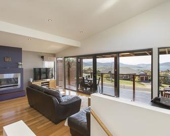 Ned Kelly's Retreat - Stunning 3BR Townhouse l Lake Views l WiFi l BBQ - Jindabyne - Living room