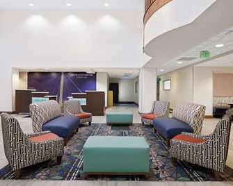 La Quinta Inn & Suites by Wyndham Omaha Airport Downtown - Carter Lake - Salónek