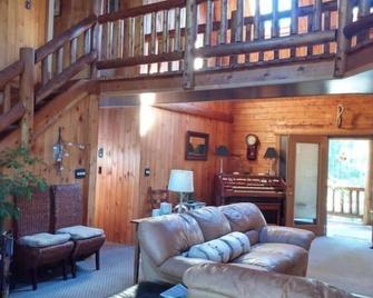 Private Hilltop Cabin, Lakes and Trails Abound - Windham - Sala de estar
