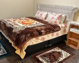 Travelers Long Stay with Private Bathroom Divine Villa and Resorts 5mins to EWR Airport and 4mins to Penn Station Newark, New York - Newark - Bedroom