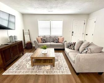 Downtown Fishers Charmer - Fishers - Living room