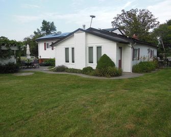 Secluded and private in Grimsby, Ontario winery region - Lincoln - Building