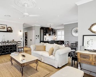 Quiet Southern Highland Cottage - 로버트슨 - 거실