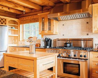 Soak in the hot tub @ Stonewood Manor - Where Luxury and Cozy Meet. - Meadows of Dan - Kitchen