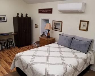 Cottage on Hamby - Clayton - Bedroom