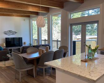 Alder's Beach HouseExperience the Island - Courtenay - Dining room