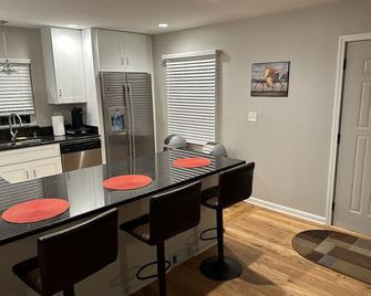 Fox River Retreat - Saint Charles - Kitchen