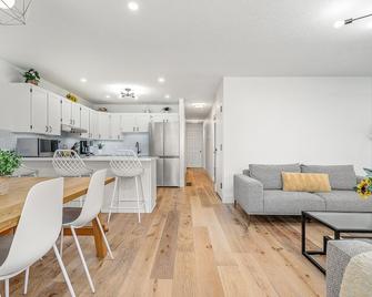 Prime Wellington Location with Water Views and Sandbanks Provincial Park Pass - Prince Edward - Kitchen
