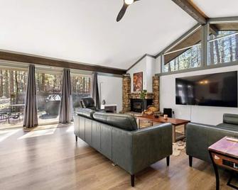 Graeagle Meadows Luxury Pet Friendly Modern A/C - Graeagle - Living room