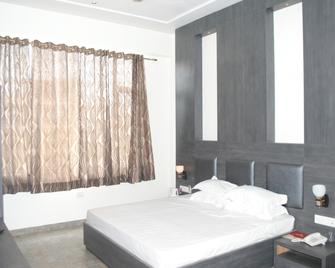 Hotel Parichay - Pune - Bedroom