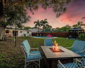 Private Pool 15 Minutes To The Beach & Downtown Saint Petersburg Florida - Pinellas Park - Patio