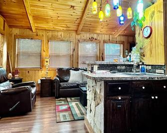 Summer in the mtns! 3 pools! Lake! Horses! 5 Mi to HELEN & 12 Mi to Dahlonega! - Cleveland - Living room