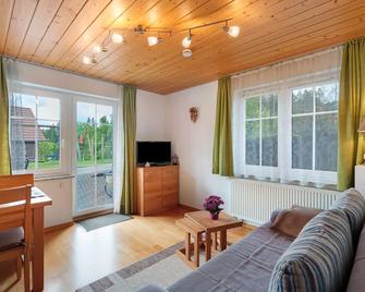Apartment 'Schwalbennest' with Private Terrace, Shared Garden and Wi-Fi - Sankt Peter - Living room