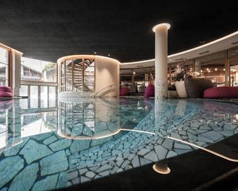 Post Alpina - Family Mountain Chalets - San Candido - Piscina