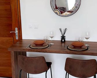 Alicia Residence Luxurious, Comfortable Studio Apartment - Bingerville - Dining room