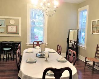 Spacious home in Historic St. Charles, Near Main Street + self-serve breakfast - St. Charles - Dining room