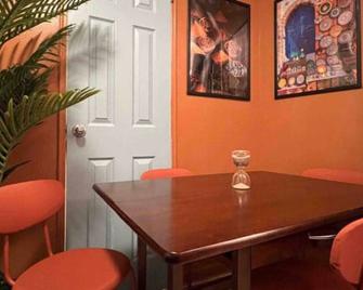 Moroccan Lover's Oasis: 2BR/ 2BA Great for Large Groups and Families - Nueva York - Restaurante