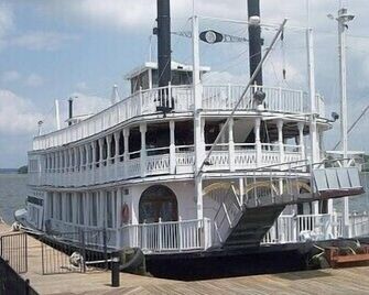 Luxury Waterfront Condo Private Balcony over the Water w/ Three Mile View! - Willis - Building
