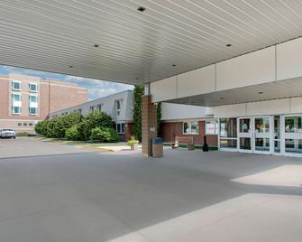 Clarion Hotel & Suites - Brandon - Building
