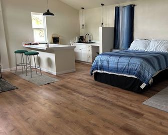 Welcome to the Savanna Shire! Cozy one room cabin for a lovers getaway! - Thomson