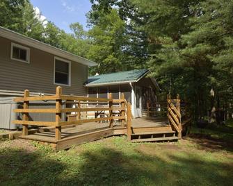 River Front Vacation Rental Property On The Clarion River in Clarington, Pa - Clarington - Patio