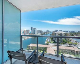 Amazing Family Studio at Beachwalk on Hallandale - Hallandale Beach - Balcony