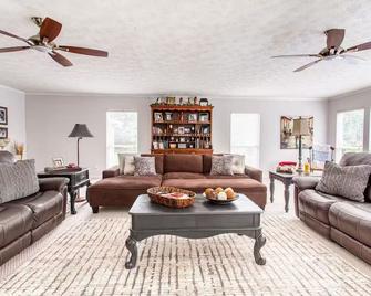 Charming 3-bedroom house with pool and all the amenities in Kingston Springs - Kingston Springs - Sala de estar