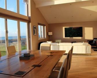 Wow I'm living on the beach. Luxury 4 bed sleeps 8 - Pagham - Dining room