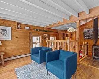 The Ski Barn-Restored Historic Home Near Stowe/Jay - Hyde Park - Living room
