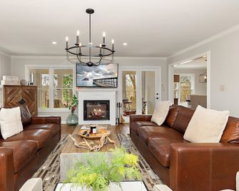 30 private acre Country House - Pulaski - Вітальня