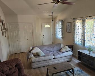 Quiet Ranch Guesthouse in Ramona - Ramona - Living room