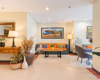 Microtel by Wyndham Tarlac - Tarlac City - Lobby