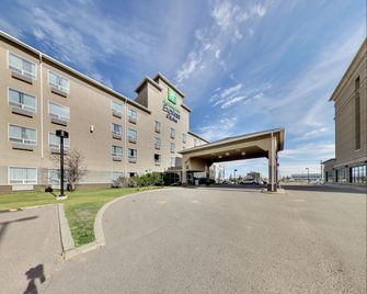 Holiday Inn Express & Suites Edmonton-International Airport By IHG - Nisku - Building