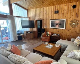Peaceful riverside cottage-Tranquil views & private outdoor space - Tweed - Living room