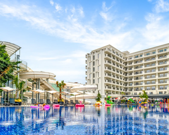 Bonita Luxury Resort & Spa - Golem - Piscina