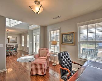 Jefferson Home w/ Screened Patio - on 1 Acre! - Jefferson - Living room