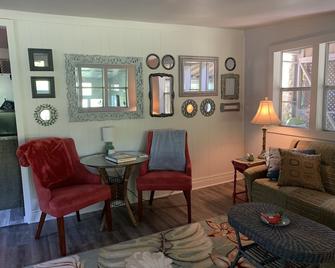 Charming cottage on private lake - Kendallville - Living room