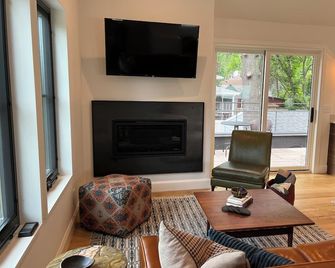 Harriet Carriage House in fantastic Stillwater with cozy fireplace - Stillwater - Sala de estar