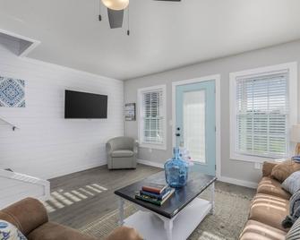 Beautiful Cherokee Lake Cozy Cottage 2 bed - 2 1/2 Bath, all new! - Bean Station - Living room