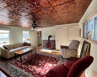 Historic charming pet and family friendly 3-bedroom farmhouse in Camden. - Camden - Living room