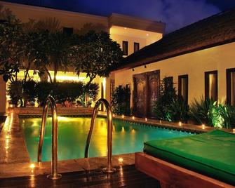 Coco De Heaven House - Kuta - Pool