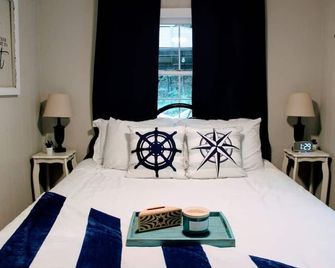 Cozy cottage just minutes from Lake Michigan! - Pentwater - Bedroom