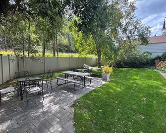 Peaceful Hideaway on Main, BH Adventure Unit - Deadwood - Patio