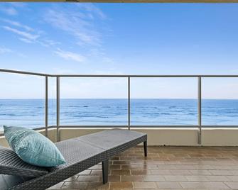 Foreshore Beachfront Apartments - Mermaid Beach - Balcony