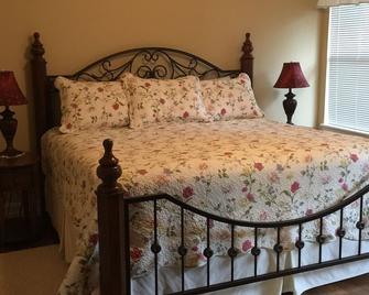 This Mt Dora home is ready for you! Fireplace/Front Porch Swing/Internet - Mount Dora - Bedroom