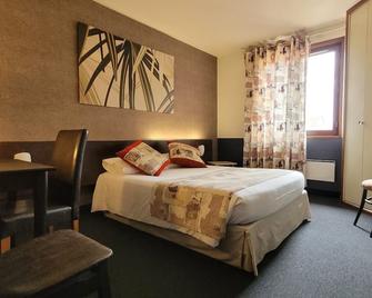 Le Merle Blanc Hôtel - Digoin - Schlafzimmer